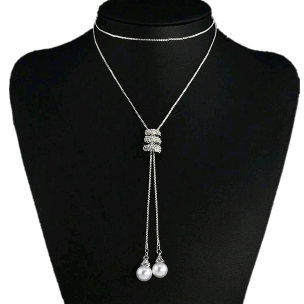 BRAND NEW ** Elegant Silver Necklace with Pearl Accents